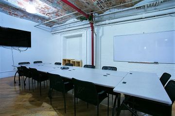 NYC workshop spaces Meeting room Green Desk - Meeting Room For 20 image 2