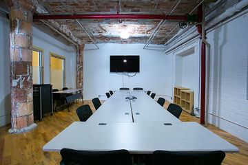 NYC workshop spaces Meeting room Green Desk - Meeting Room For 20 image 1