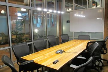 NYC seminar rooms Meeting room Green Desk - Meeting room 2 image 0