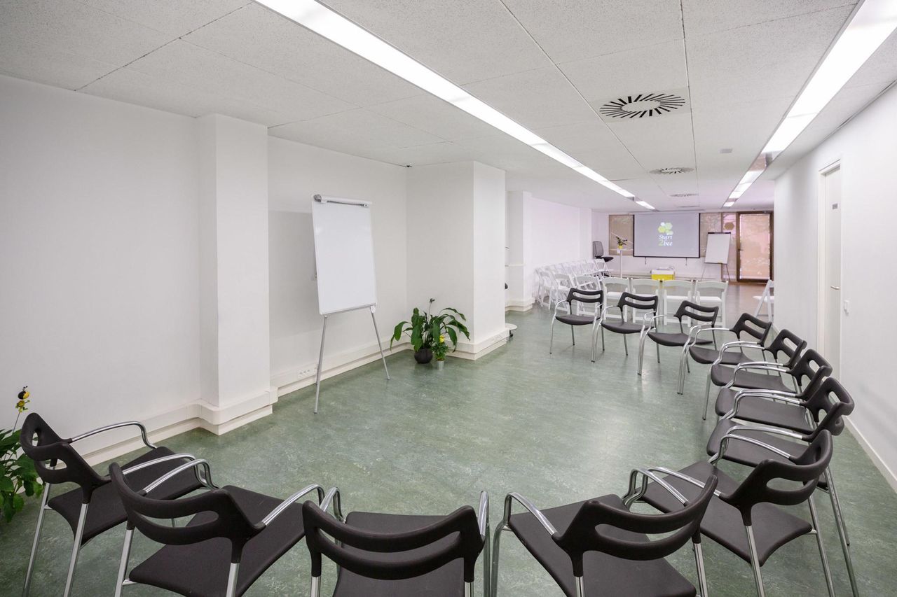 Barcelona training rooms Coworking Space TEAM ROOM image 13