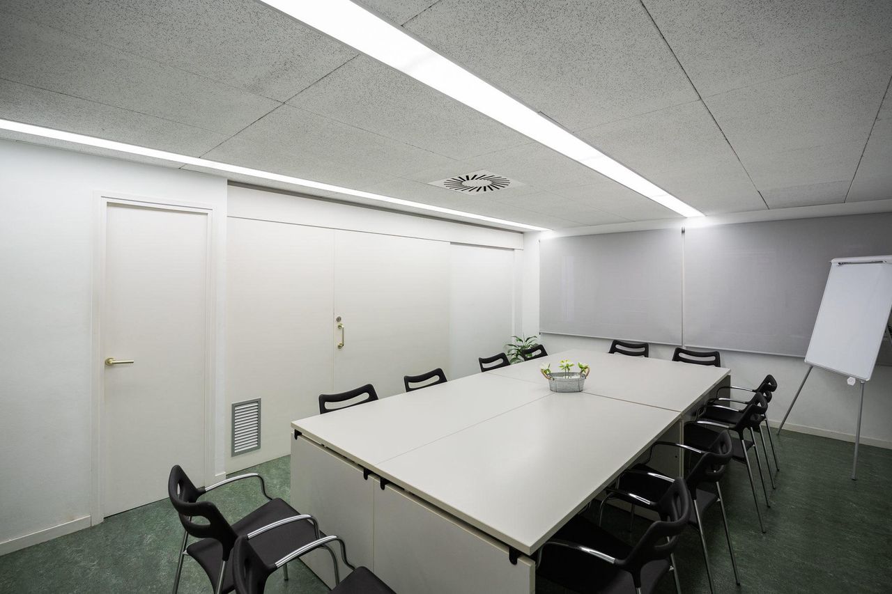 Barcelona training rooms Coworking space BEE´S KNEES image 6