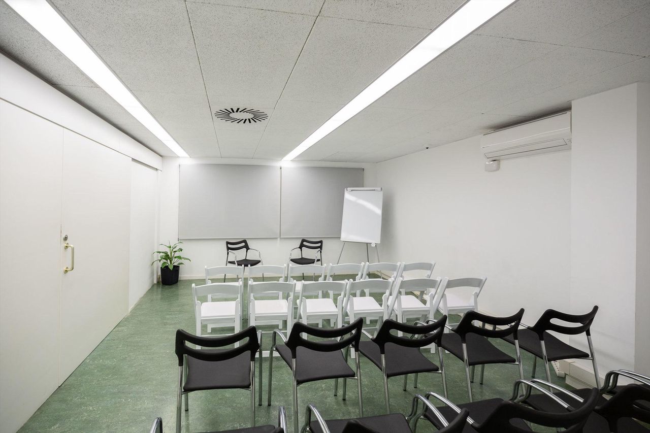 Barcelona training rooms Coworking space BEE´S KNEES image 8