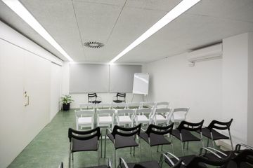 Barcelona training rooms Coworking space BEE´S KNEES image 8