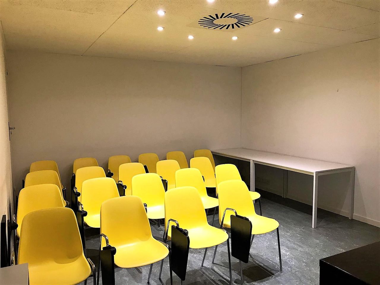 Barcelona training rooms Coworking space HONEYCOMB image 8