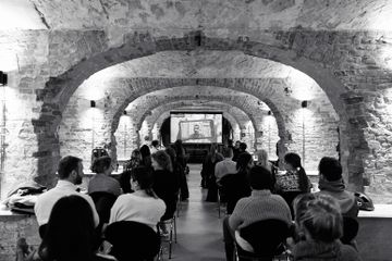 Berlin Teamsitzung Unusual venue Der Weinkeller image 1