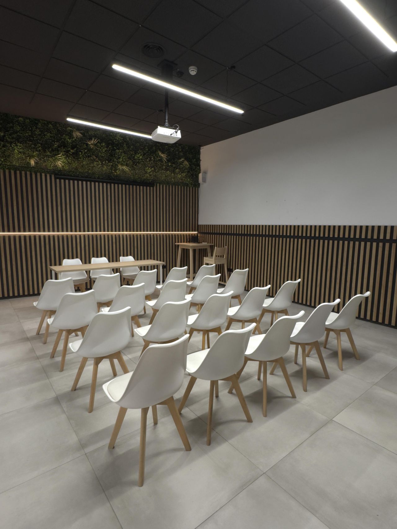 Málaga Coworking Meetingraum Small Conference Room image 4