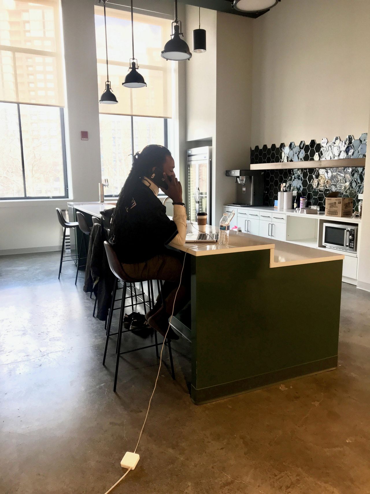 Newark Reception Flex Desk Professional and Collaborative Permanent Desk in the Center of Newark image 1