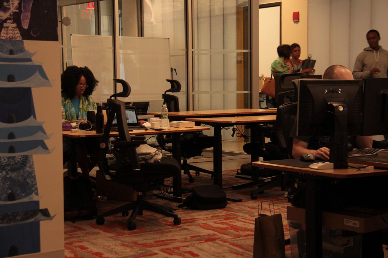 Newark Reception Flex Desk Professional and Collaborative Permanent Desk in the Center of Newark image 2