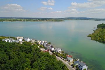 Rest of the World Kreatives Meeting Function Room moderner Seminarraum mit Seeblick image 3