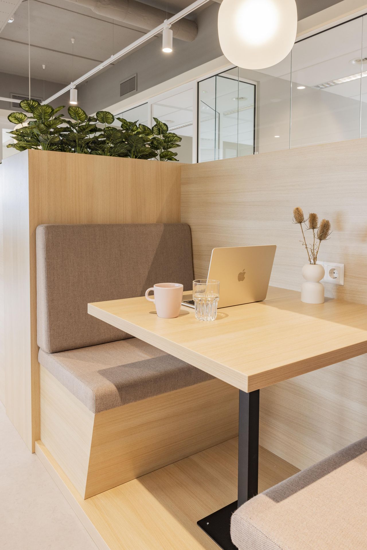 Rest of the World Mobiel Werken Coworking spaces Businessspot + / 2.20 Desk 4 image 4