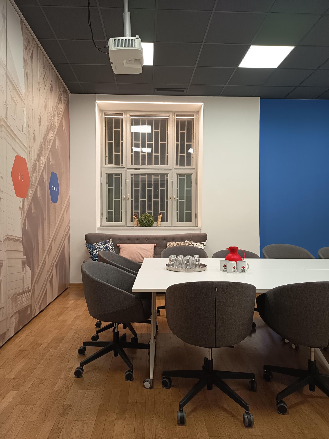 Budapest  Meetingraum Boardroom BLUE image 1