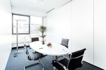 Frankfurt am Main Kreatives Meeting Business center Skyline image 1