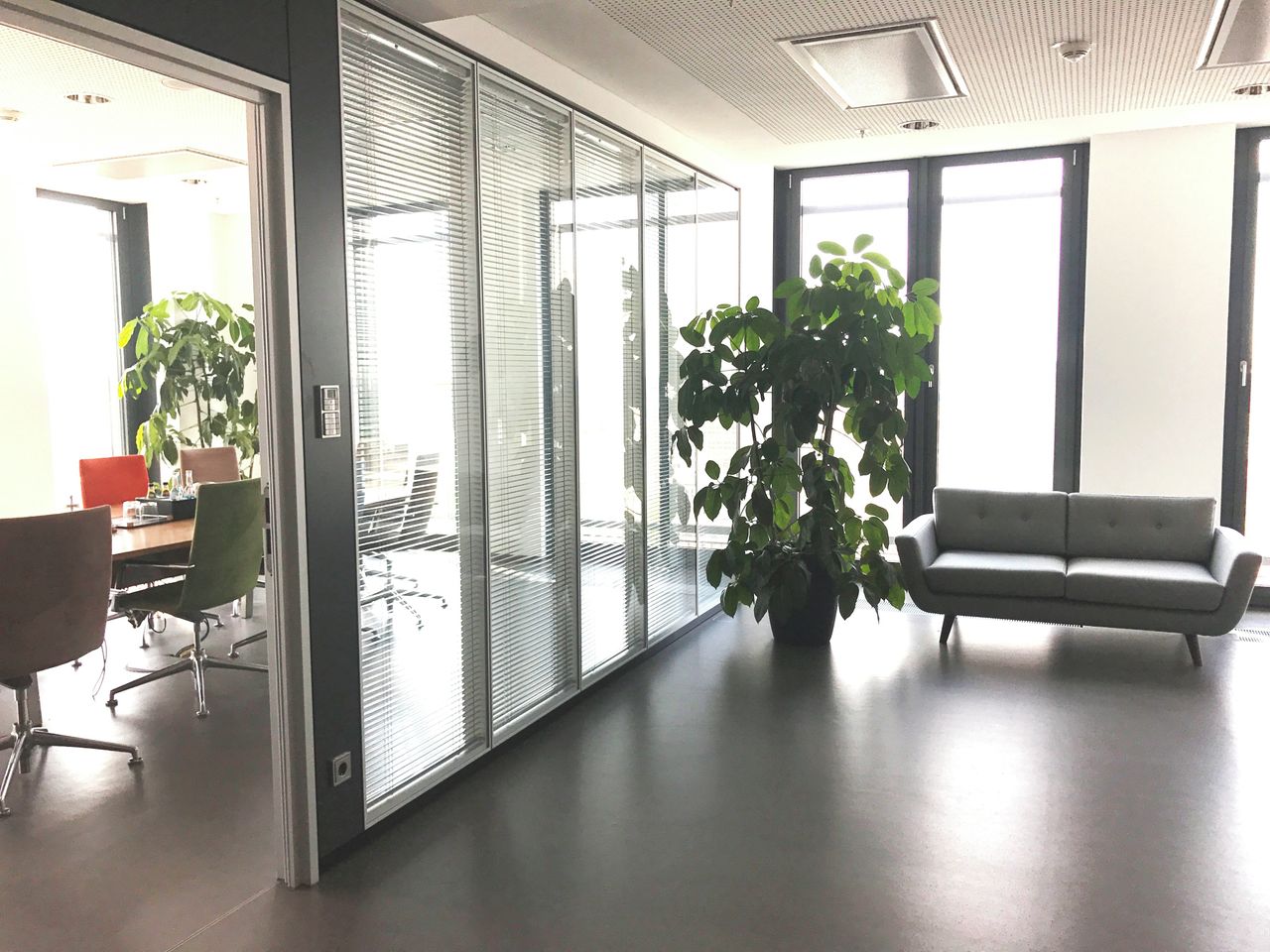 Berlin seminar rooms Meetingraum Schwarzen Konferenzraum image 7