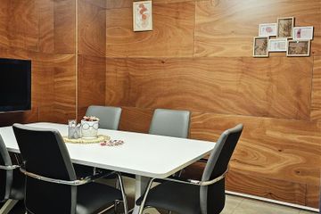 Rest of the World Business center Sala de Reunión image 0