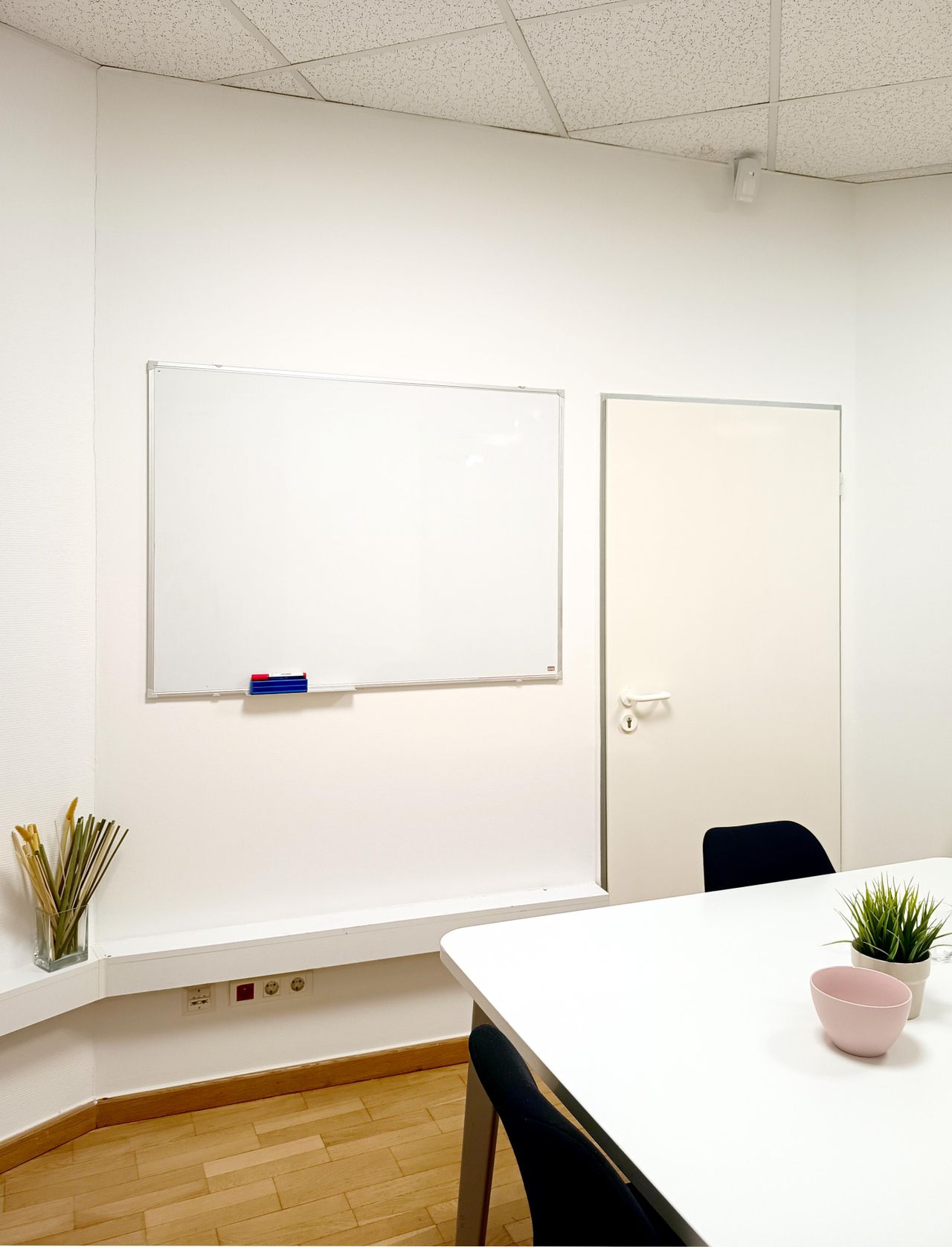 Budapest Coworking Meeting room Boardroom BEE image 2