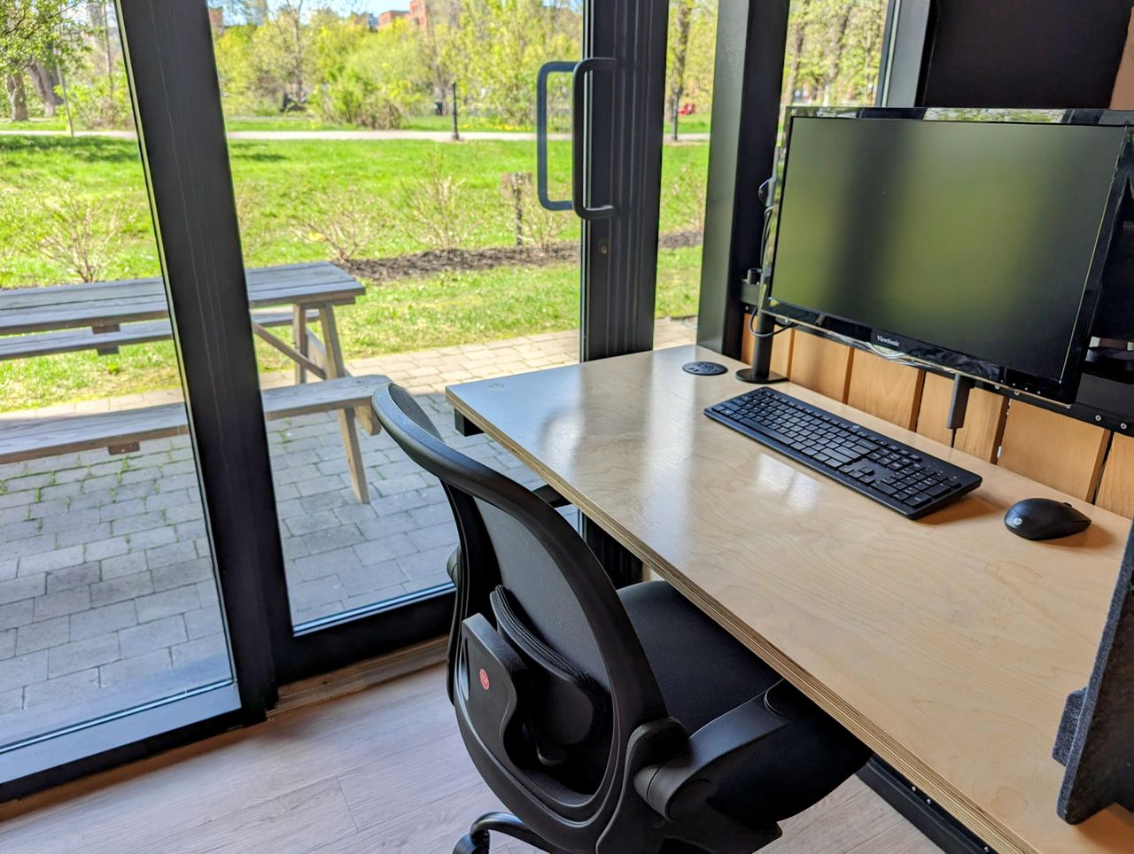 Montreal  Coworking space Hot Desks image 1