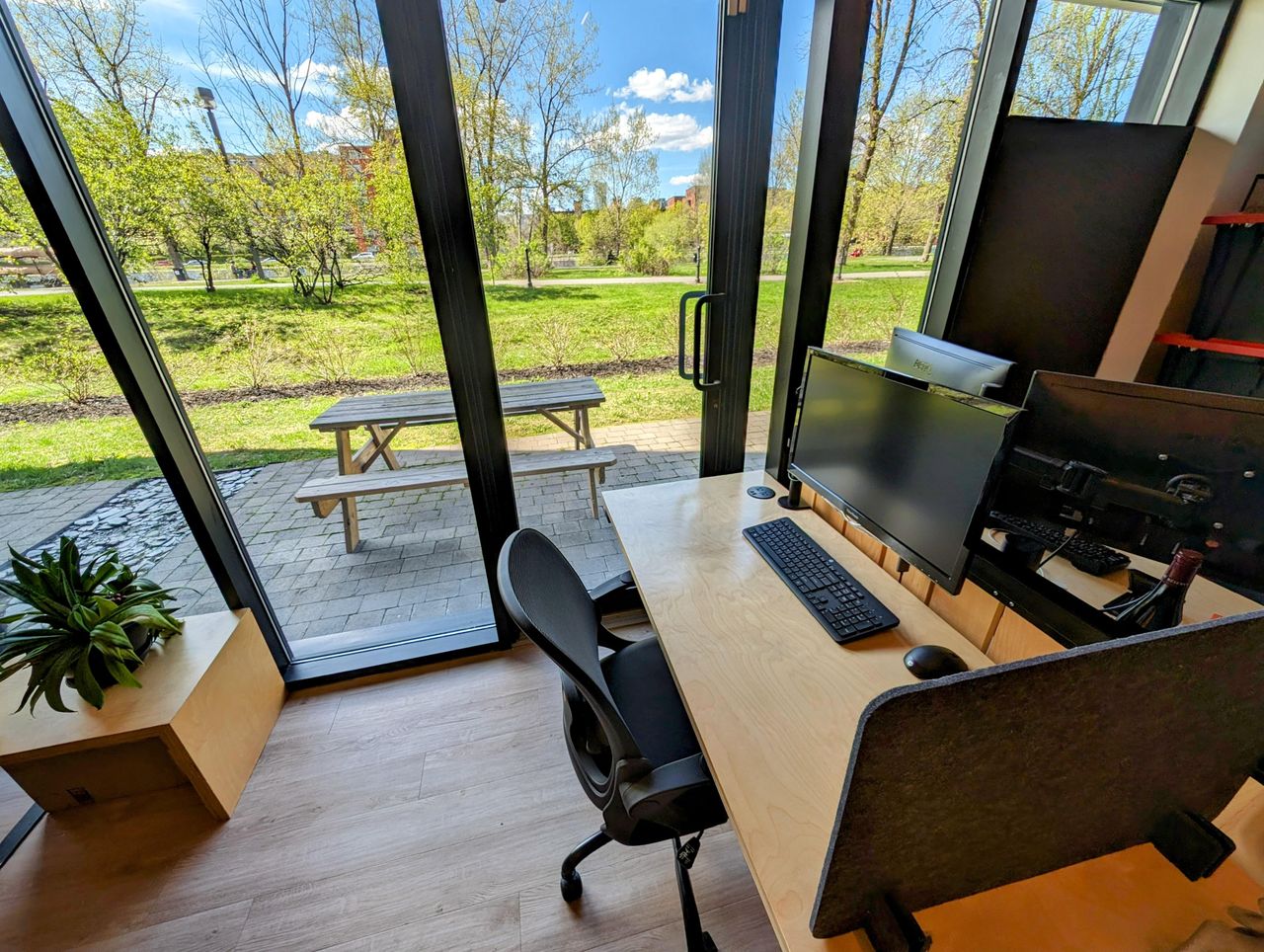 Montreal  Coworking space Hot Desks image 2