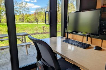 Montreal  Coworking space Hot Desks image 3
