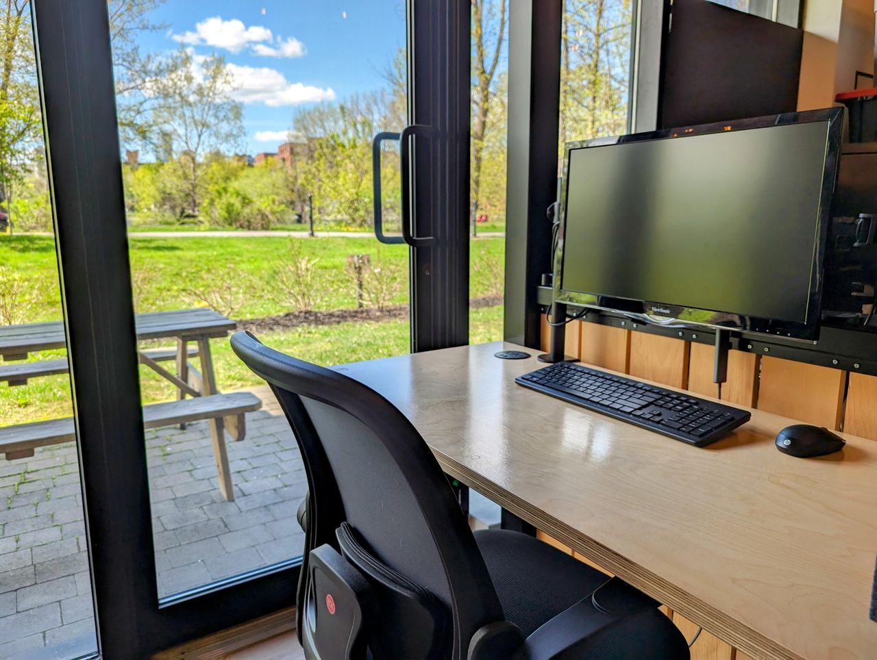 Montreal  Coworking space Hot Desks image 3