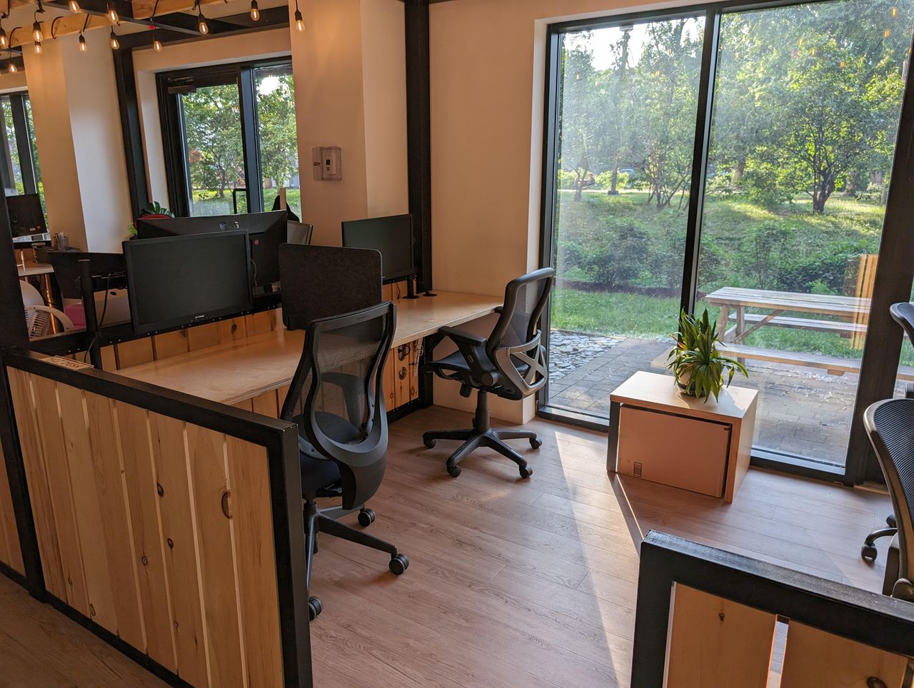 Montreal  Coworking space Hot Desks image 4