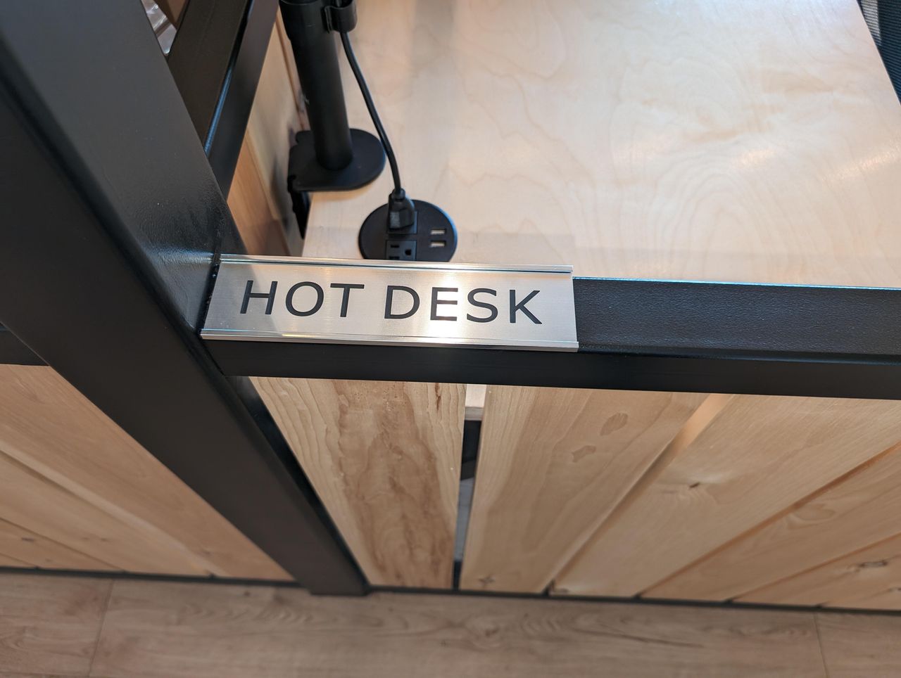 Montreal  Coworking space Hot Desks image 5