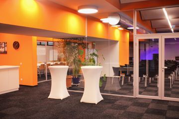 Salzburg Foyer + Küche image 1