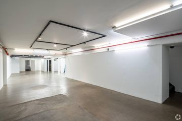 New York Showroom SoHo High Ceiling Retail Space image 3