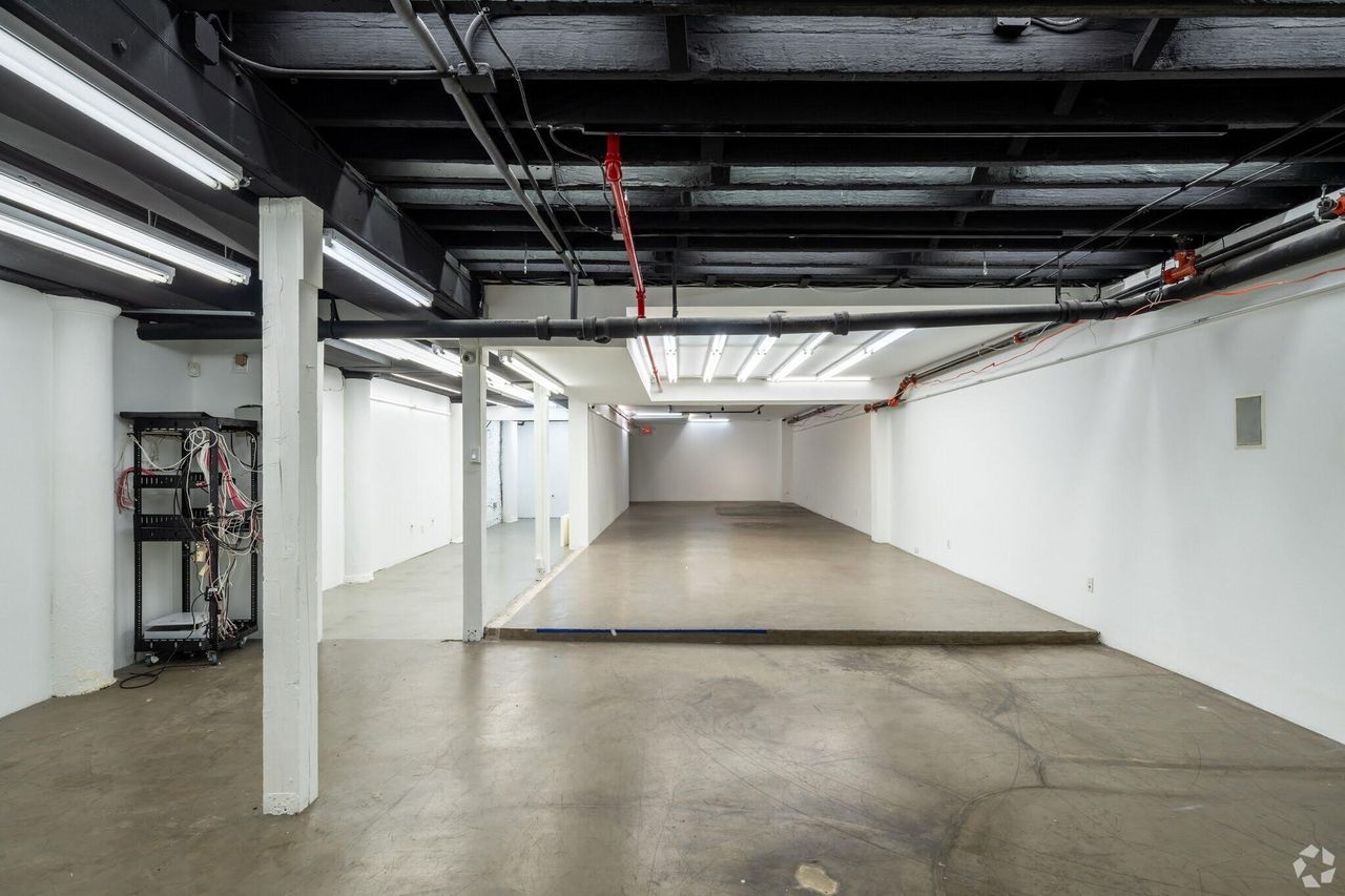 New York City  Showroom SoHo High Ceiling Retail Space image 4