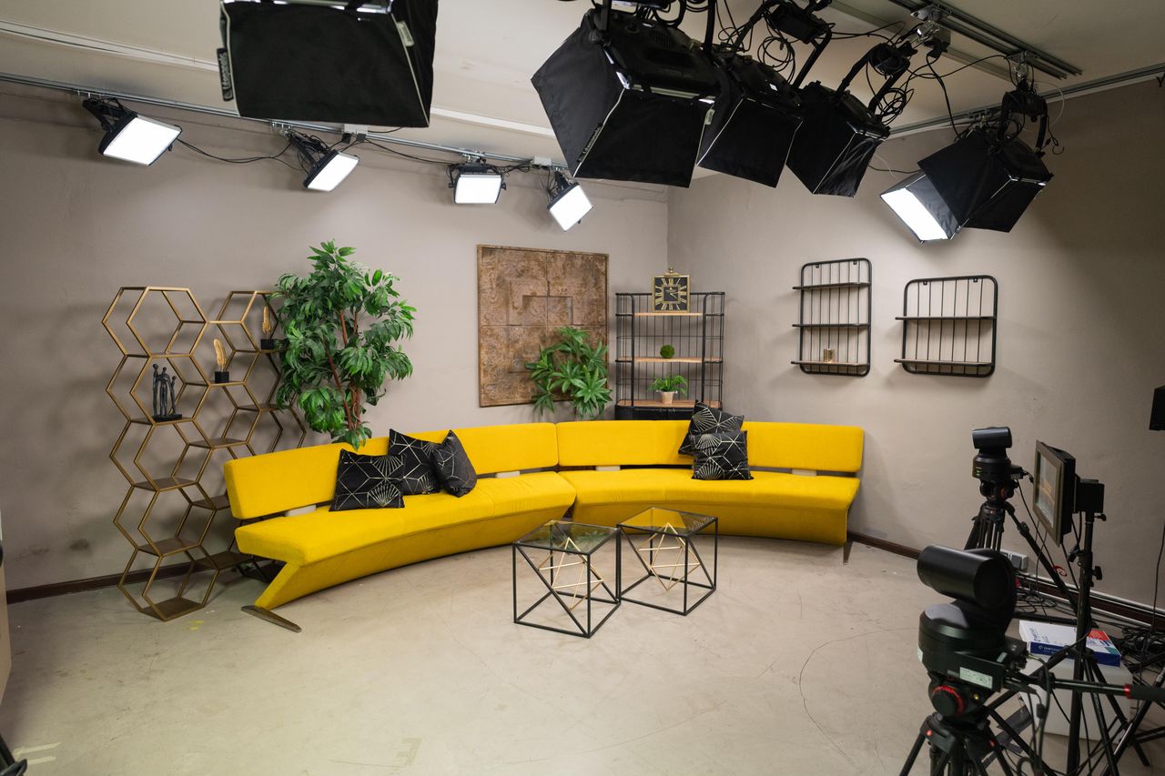 Rest der Welt   Fernsehstudio image 1