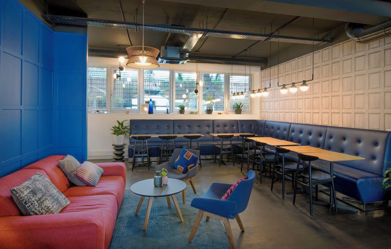 Paris training rooms Konferenzzentrum Clichy Board Room, Garten & Lounge image 7