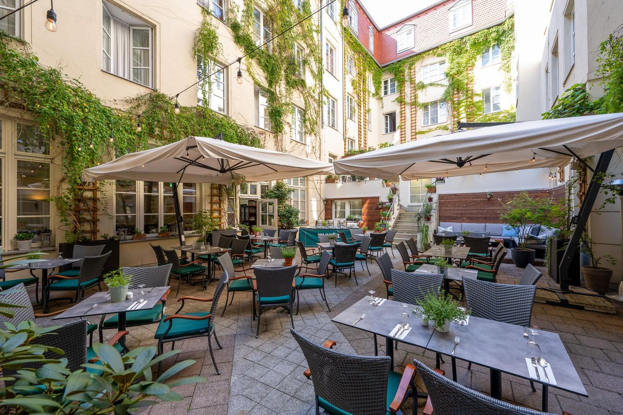 Berlin Christmas Party Restaurant Hofgarten des Restaurant ALvis image 5