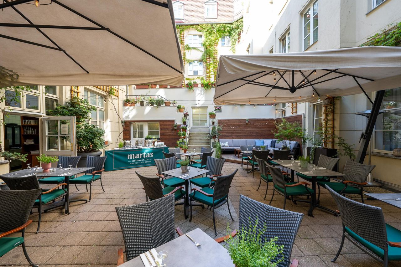 Berlin Christmas Party Restaurant Hofgarten des Restaurant ALvis image 4