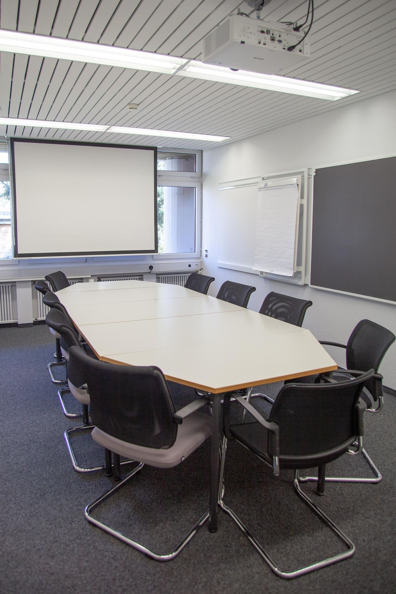 Rest of the World Kundengespräch  Sitzungszimmer klein image 0