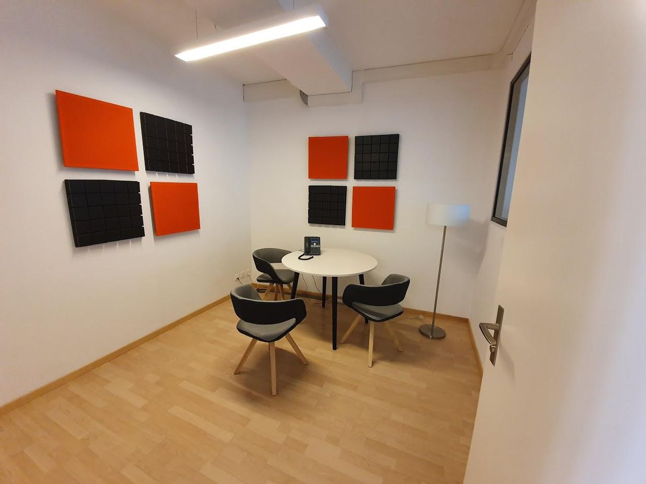 Rest of the World Mobiles Arbeiten  Petite salle de réunion en plein centre image 2