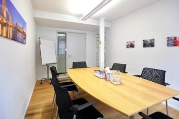 Rest of the World Kundengespräch  London image 1