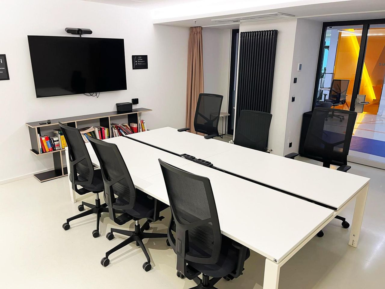 Berlin Coworking Meeting room Apollo - Space Shack image 1