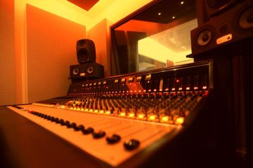 Bochum   Regie 2 – Analoger Sound, professionelles Recording & Mixing image 1