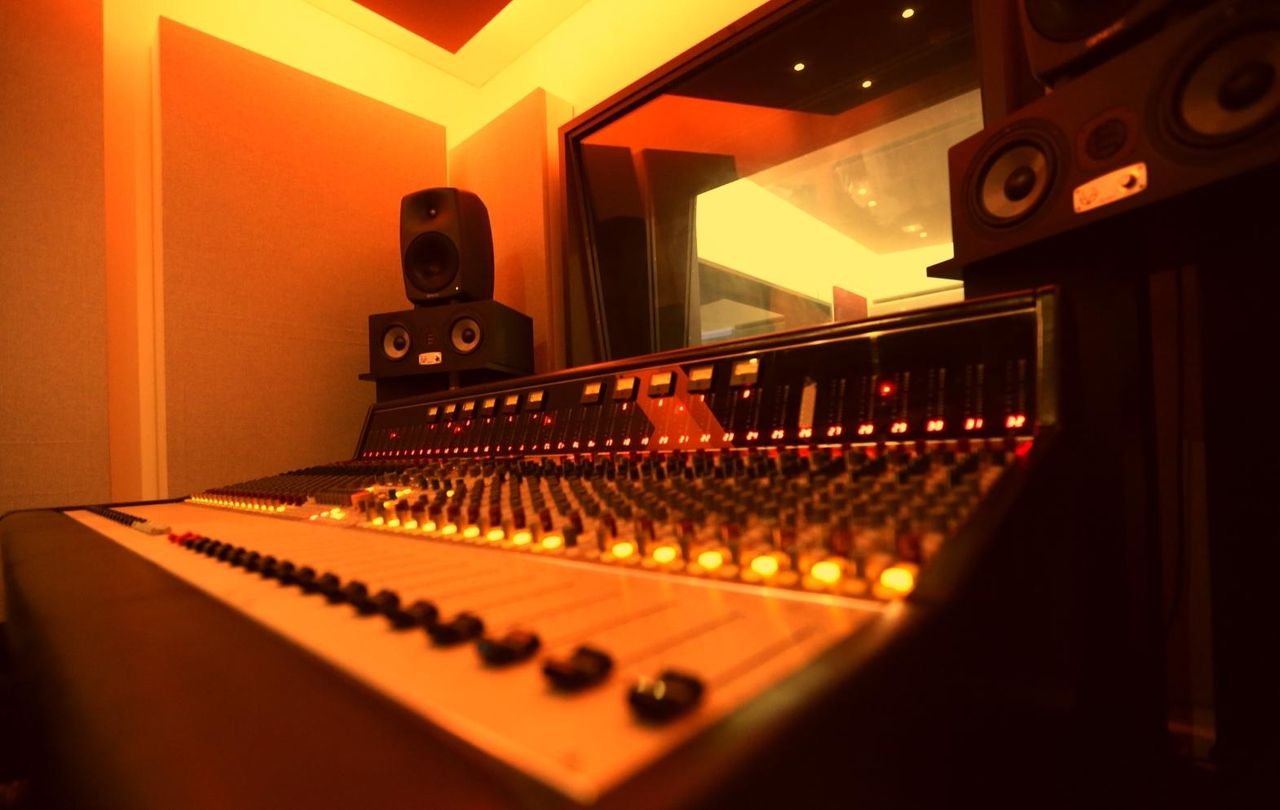 Bochum   Regie 2 – Analoger Sound, professionelles Recording & Mixing image 1