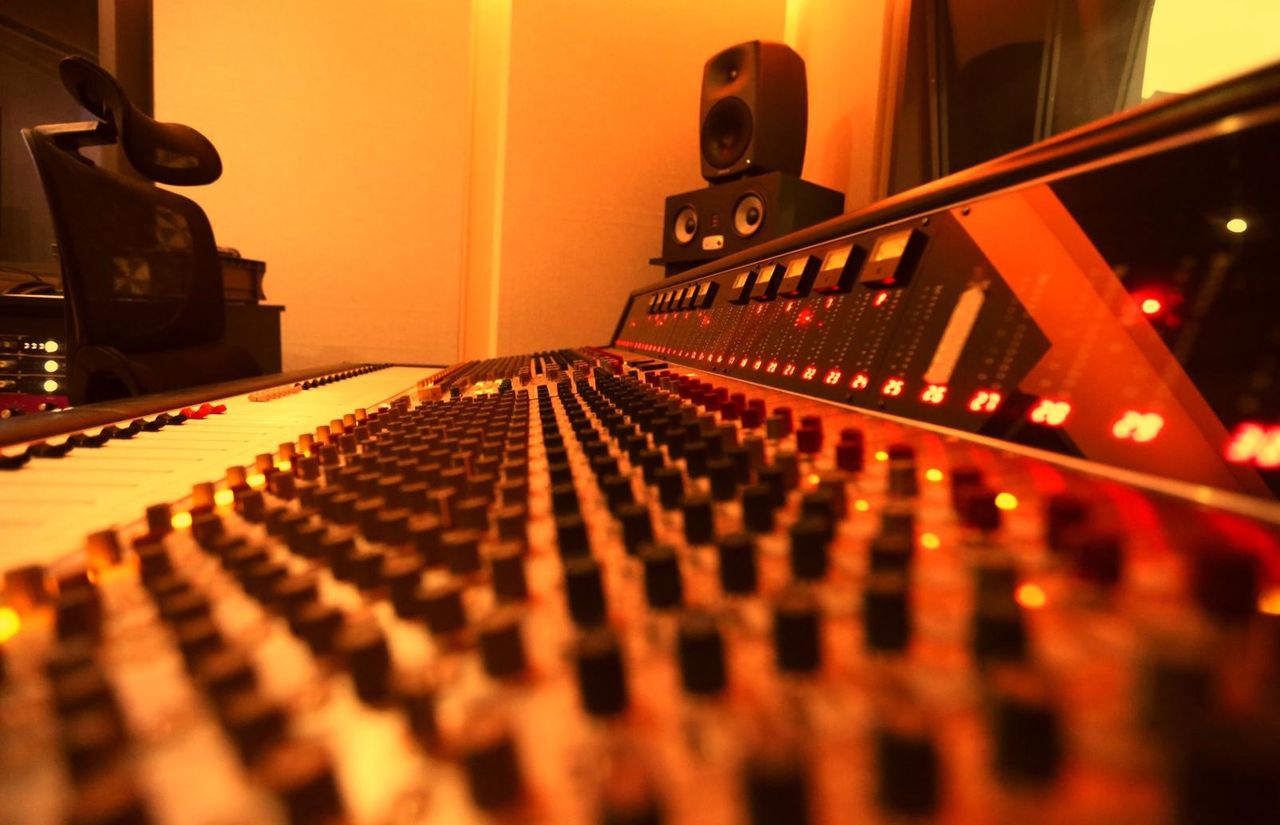 Bochum   Regie 2 – Analoger Sound, professionelles Recording & Mixing image 2