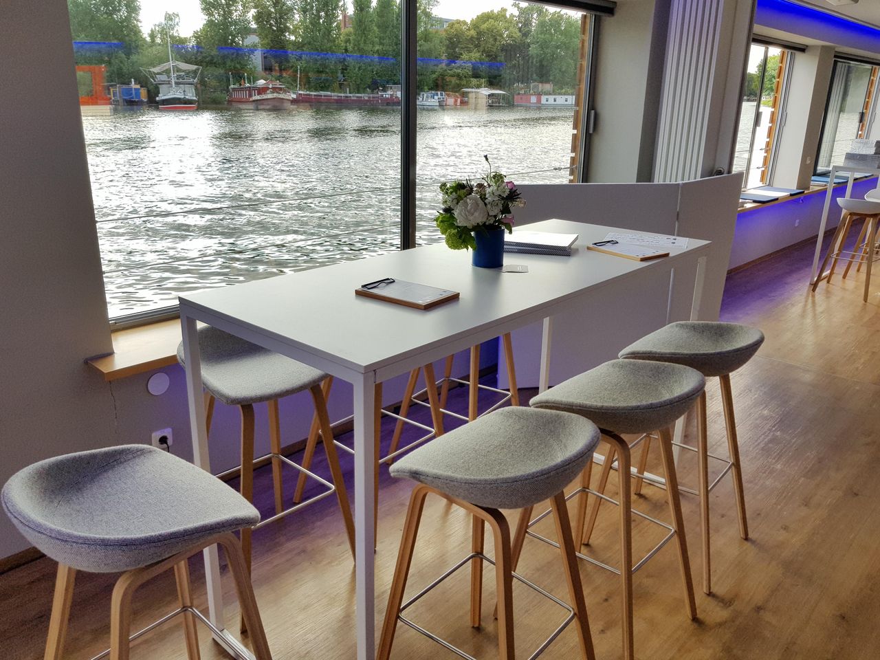 Berlin Mobiles Arbeiten Boat Orca ten Broke image 14