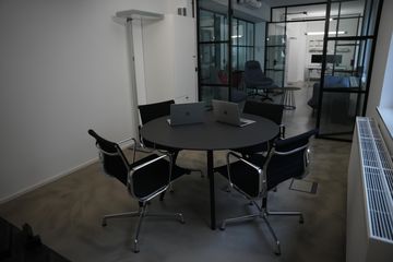 Düsseldorf  Meeting room Moderner Besprechungsraum image 3