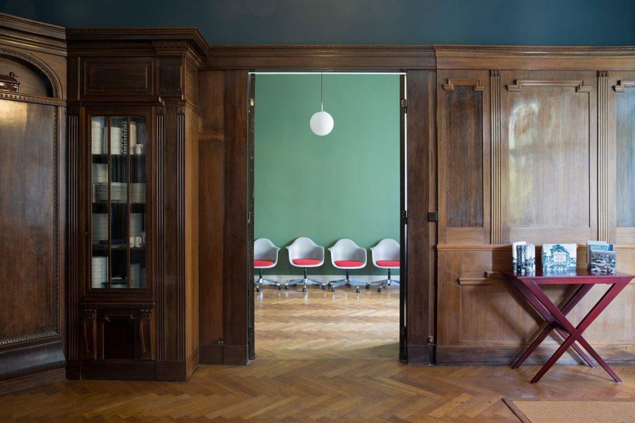 Berlin workshop spaces Meeting room Small boardroom image 4