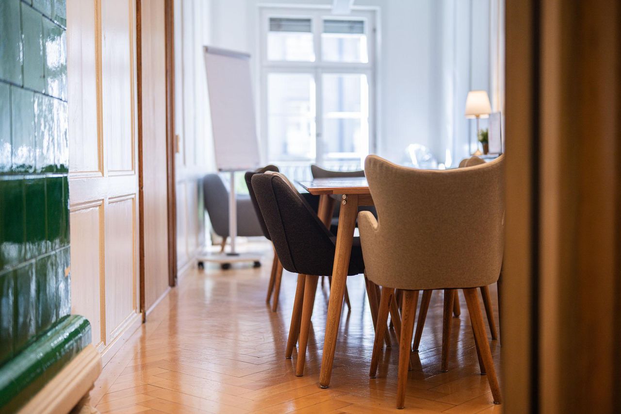 Bern Mobile Working Meeting rooms Living Room image 4