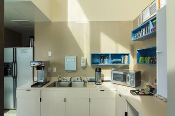 Rest der Welt conference rooms Meetingraum Coworking Desk. image 6