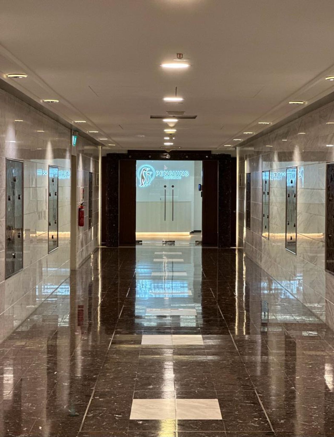 Singapore  Office desk Private Office Suite image 1