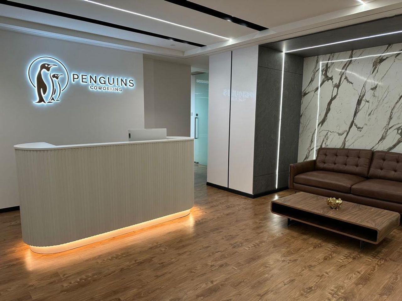 Singapore  Office desk Private Office Suite image 2