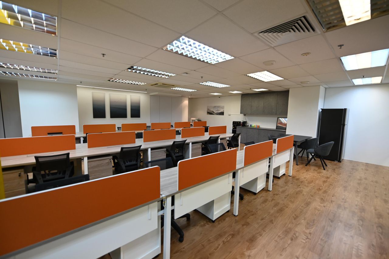 Singapore  Office desk Private Office Suite image 5