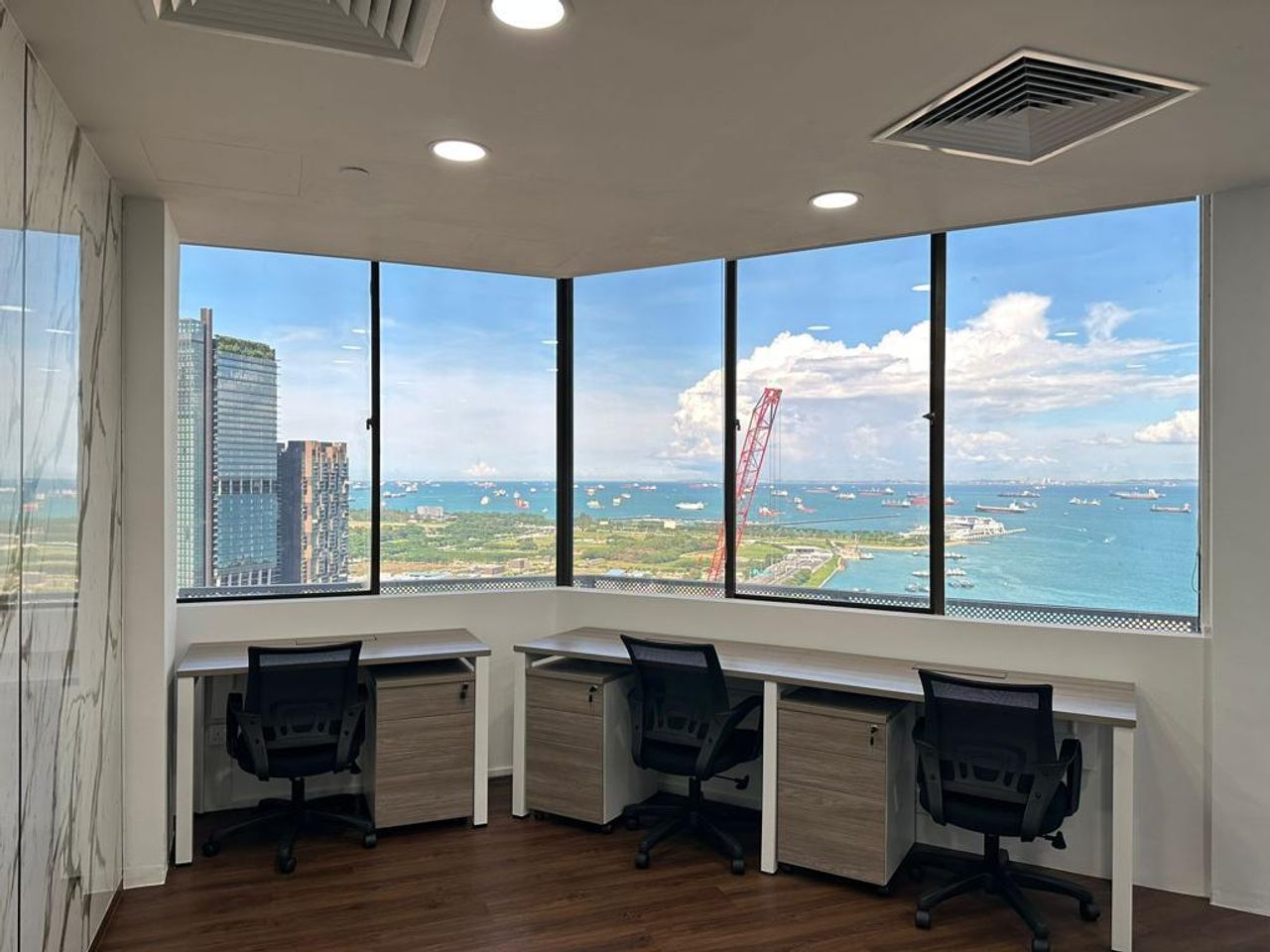 Singapore  Office desk Private Office Suite image 6