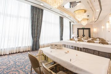 Cottbus Kundengespräch Boardroom Dresden image 1