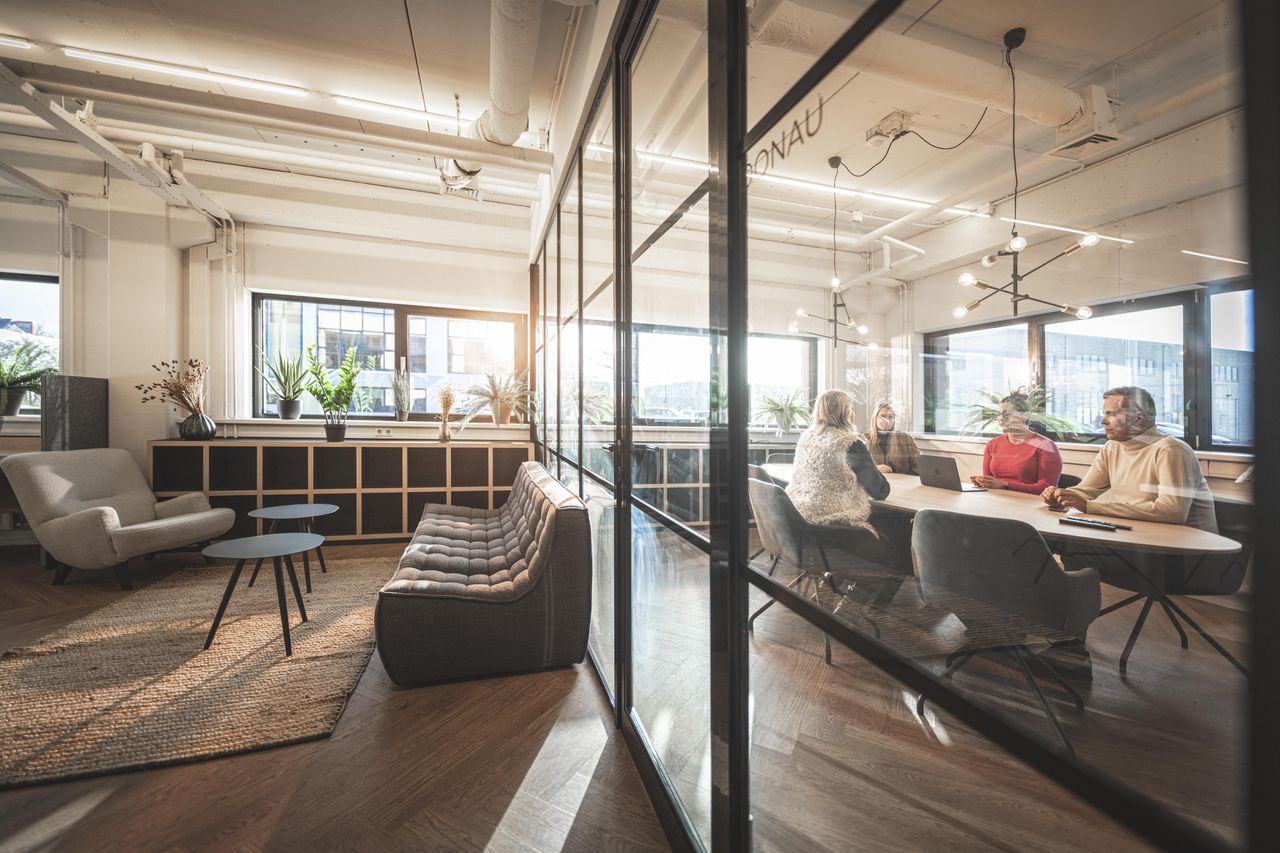 Capelle aan den IJssel  Tijdelijke kantoorruimte en werkruimtes Meeting Room Donau - gratis koffie en thee image 2